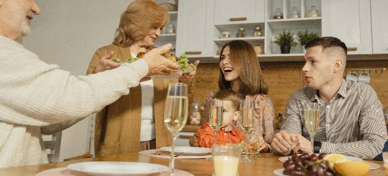How greater Cincinnati celebrates Thanksgiving: Traditions, events, and local favorites 1 Family gathering showing how greater Cincinnati celebrates Thanksgiving