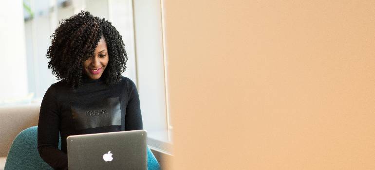 Top places in the Greater Cincinnati metro area for young professionals 6 Woman researching places in the Greater Cincinnati metro area for young professionals