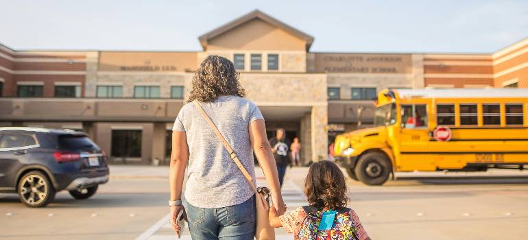 Moving during the school year in Cincinnati: Checklist for parents 1 Family moving during the school year in Cincinnati together