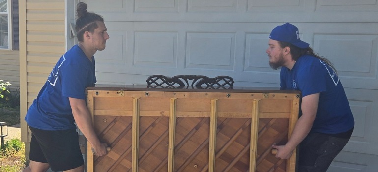 6 big red flags to watch out for when hiring movers in Cincinnati OH 2 Crew lifting piano