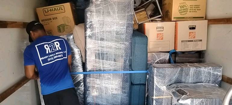 6 big red flags to watch out for when hiring movers in Cincinnati OH 1 a professional mover inspecting red flags to watch out for when hiring movers