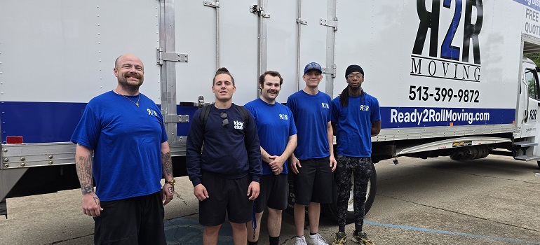 How to choose a moving company? 3 Moving crew showing how to choose a moving company