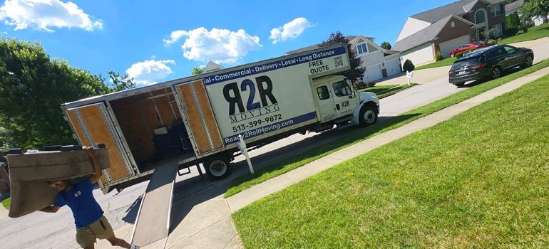 How to choose a moving company? 2 Ready 2 Roll moving truck parked roadside