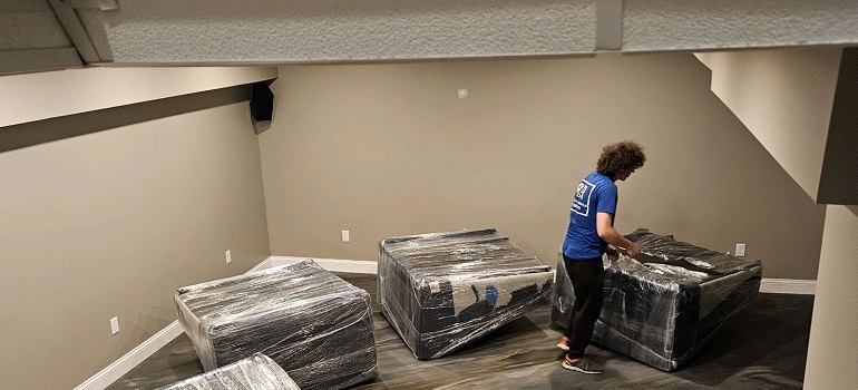 How to pack clothes for moving like a pro 2 a worker from Ready2Roll packking boxes