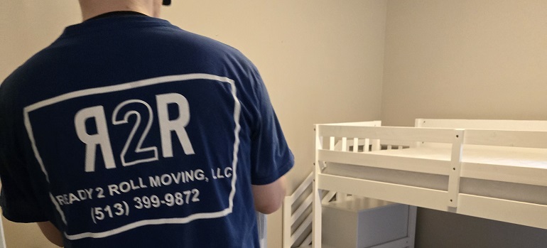 Top 5 mistakes to avoid when moving in Cincinnati 2 mover carrying belongings while avoiding mistakes to avoid when moving in Cincinnati
